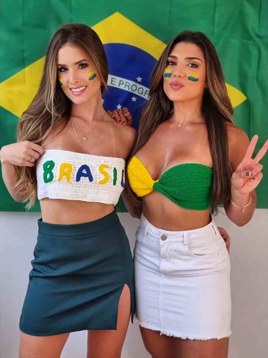 Foto de duas mulheres usando cropped de crochê + saia: looks para a Copa do Mundo.