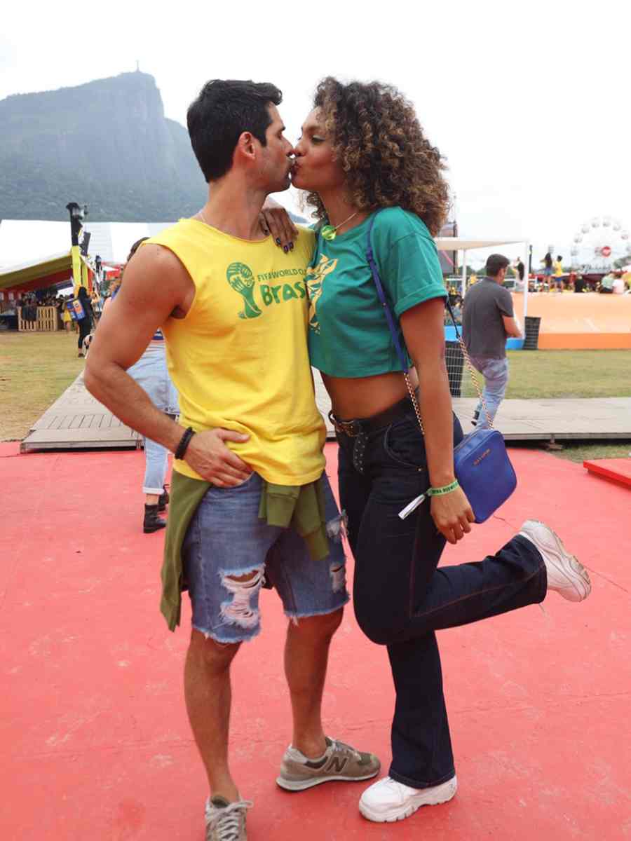 Raphael Najan e Barbara Reis no Festival Village Betano. Ambos vestem roupas Brazilcore.