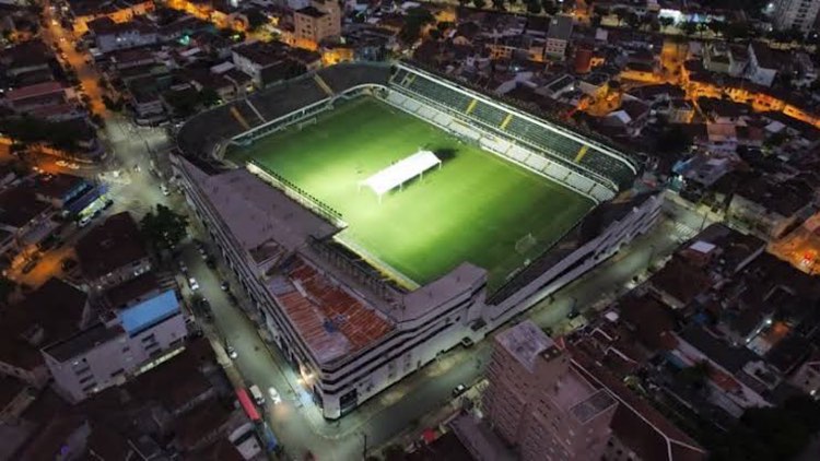 Estádio da Vila Belmiro com uma estrutura sendo montada.