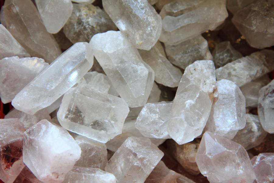 Quartzo cristal em vários pedaços.