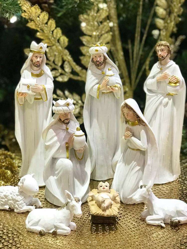 Presépio com José, Maria, Jesus e os três Reis Magos, todo em branco. 