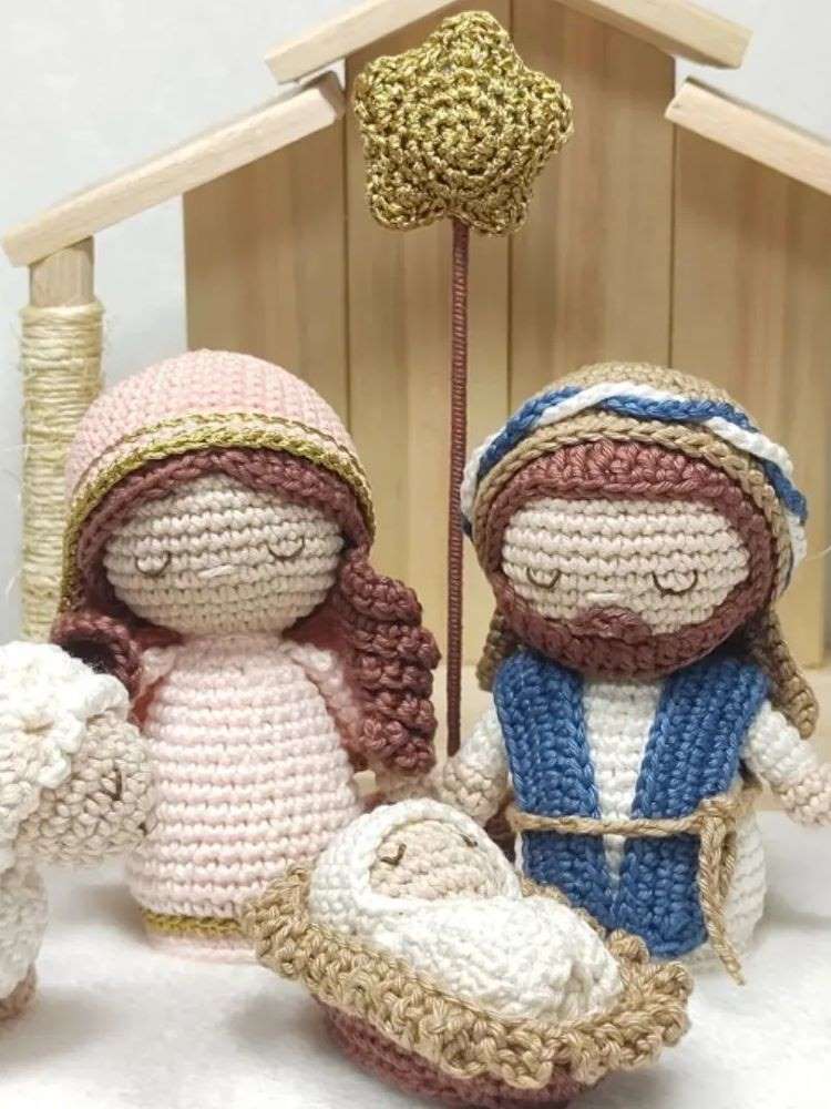 Presépio com Jesus, Maria, José e uma ovelha, todos em crochê. 