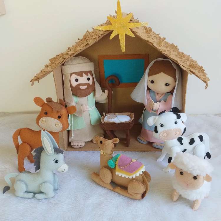 Presépio com José, Maria, Jesus, boi, vaca, burro, camelo e ovelha. 