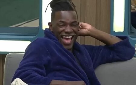 Foto de Pelé Milflows sorrindo. Peão é o único quem está na final da Fazenda até o momento