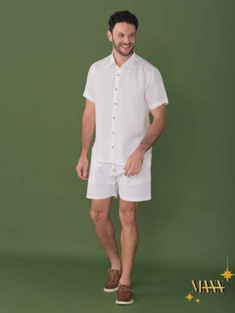 Look para homem virada do ano: conjunto camisa de botões + bermuda brancos.