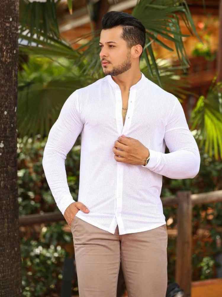 Roupas masculinas para Ano Novo: camisa de botões branca + calça marrom.