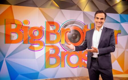 Tadeu Schmidt em frente ao longo do programa para ilustrar a matéria de o que significa BBB