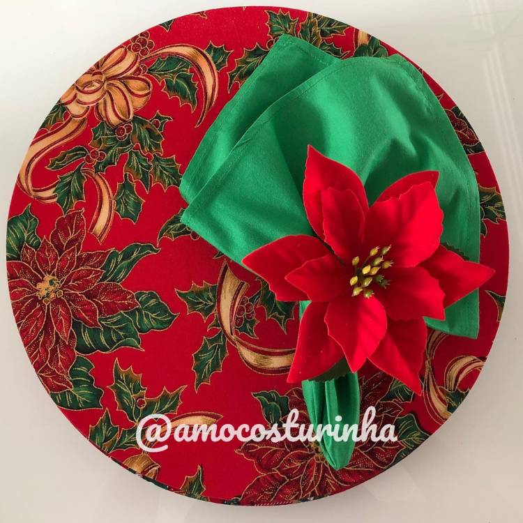 Sousplat natalino de tecido em tons de verde e vermelho, com guardanapo verde.