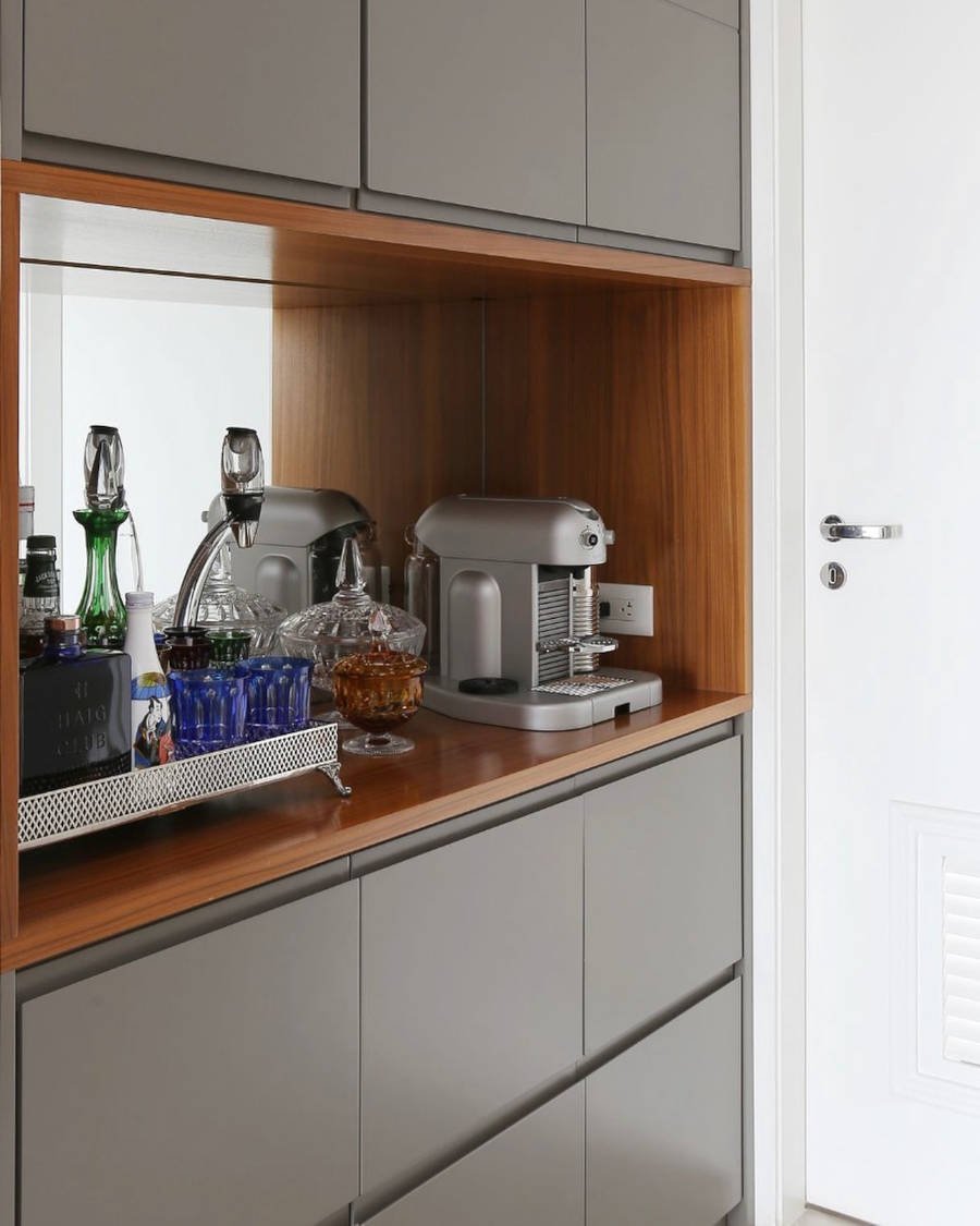 Tendência de decoração 2023: espaço no armário para máquina de café é tendência de decoração 2023.