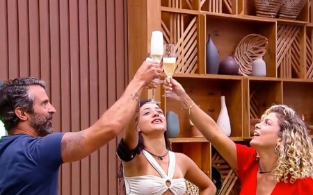 Babi, Bia e Iran brindam em comemoração ao top 4 da Fazenda