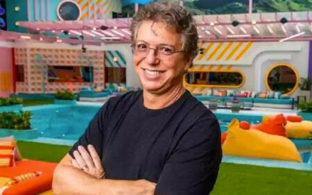 Boninho em frente à Casa para ilustrar a enquete BBB 23