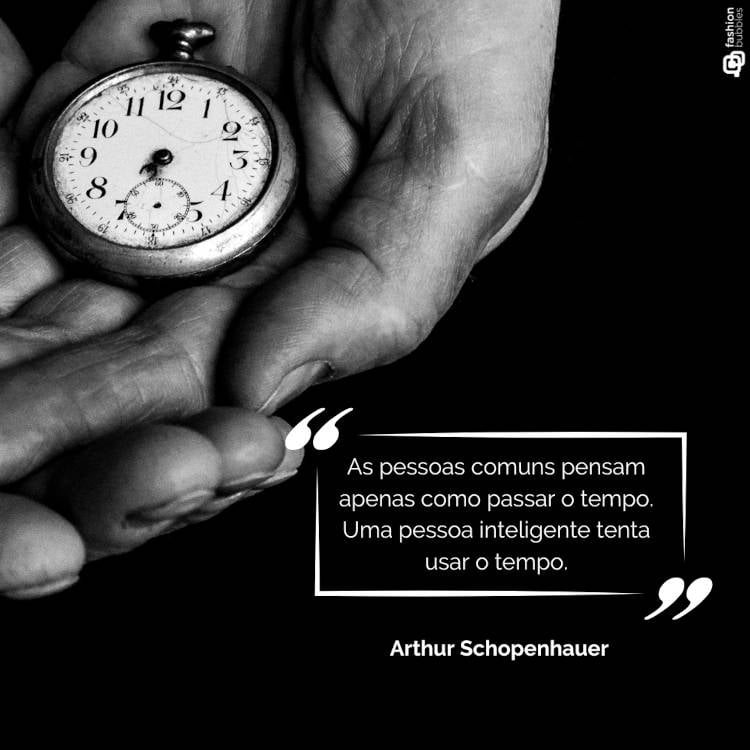 Foto de mão com relógio e frase de tempo: ""As pessoas comuns pensam apenas como passar o tempo. Uma pessoa inteligente tenta usar o tempo." (Arthur Schopenhauer)"