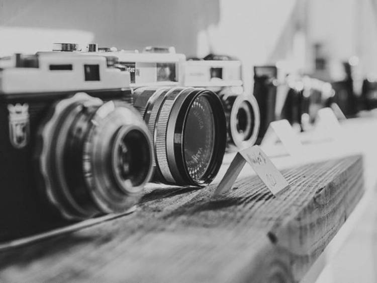Foto de câmeras fotográficas vintage uma ao lado da outra