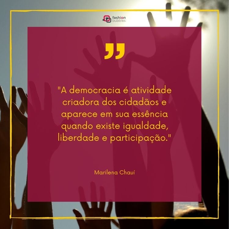 frase de democracia da filósofa Marilena Chauí escrita sobre foto de mãos levantadas
