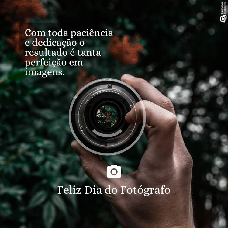 Foto de pessoa de pele negra mexendo em lente da câmera e frase "Com toda paciência e dedicação o resultado é tanta perfeição em imagens. Feliz dia do fotógrafo!"