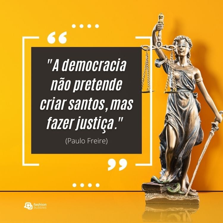 citação de democracia de Paulo Freire com foto de estátua da Justiça em fundo amarelo