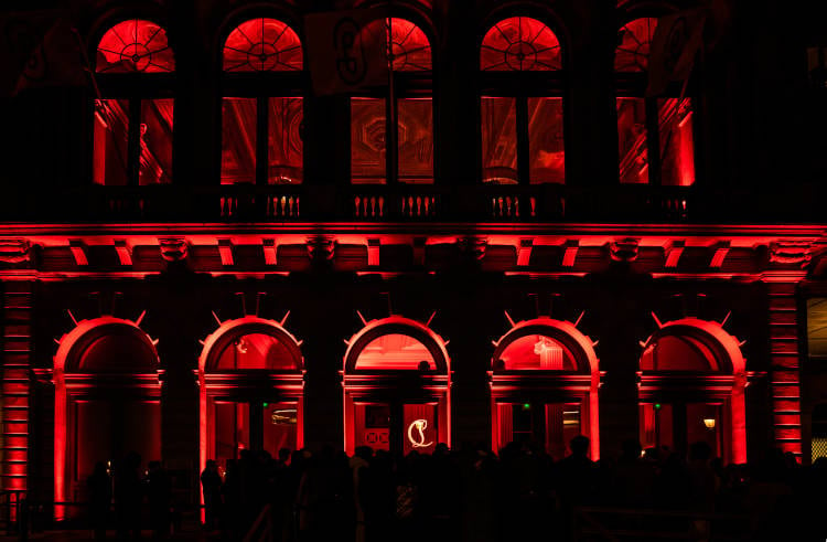 Área externa do evento com iluminação vermelha.