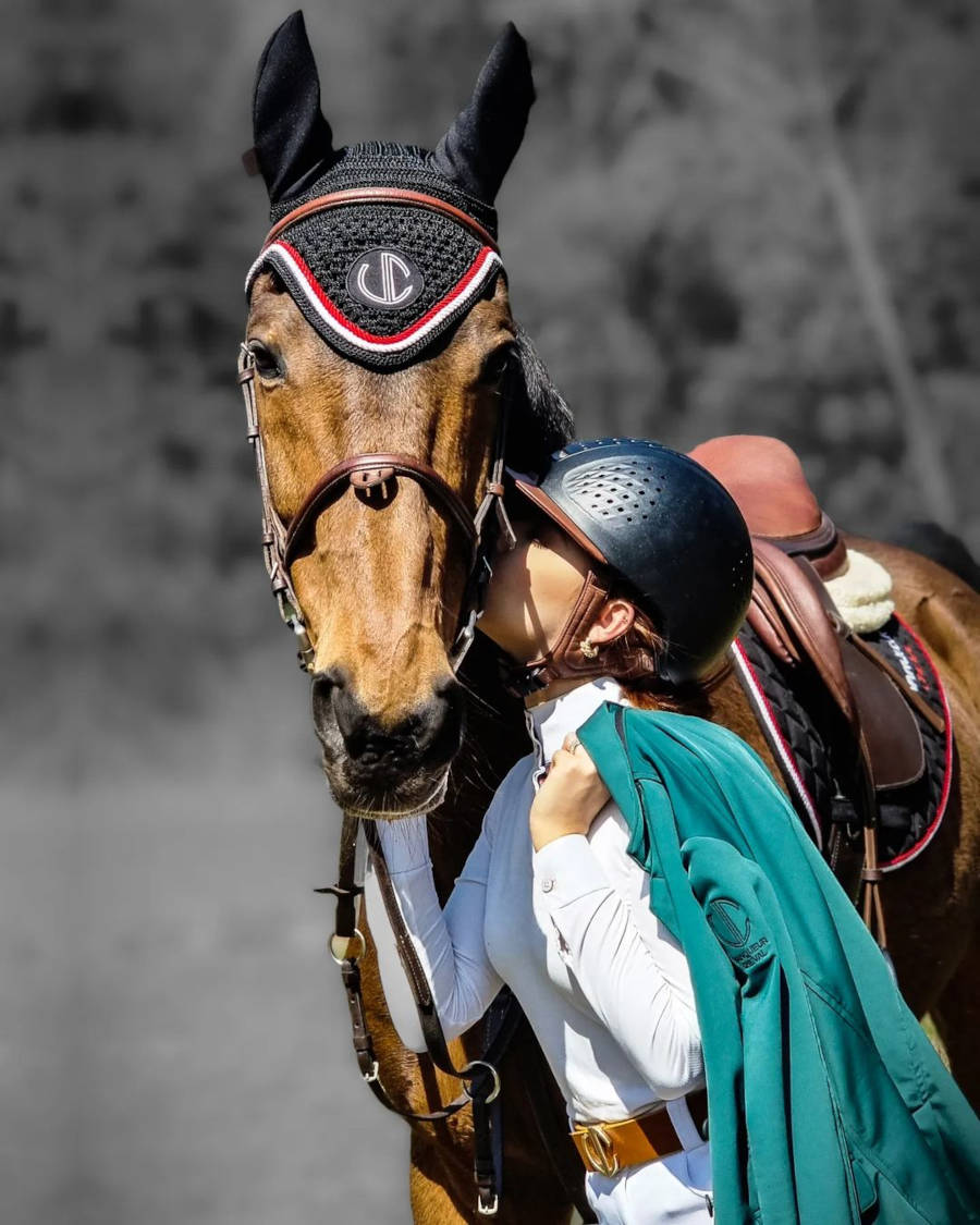 Mulher beijando o cavalo com look da Vainqueur Cheval.