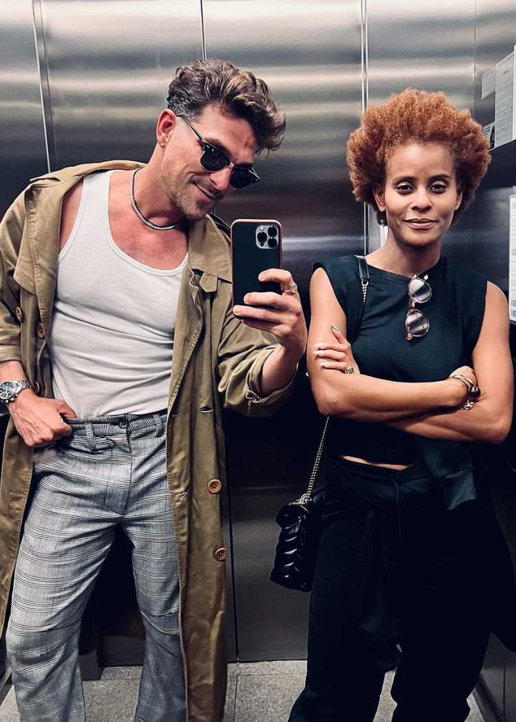 Foto de Igor Rickili com a esposa do BBB 23 em espelho de elevador.