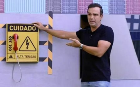 Tadeu Schmidt ao lado do Big Fone para ilustrar a matéria de como ver o BBB 23 ao vivo e online