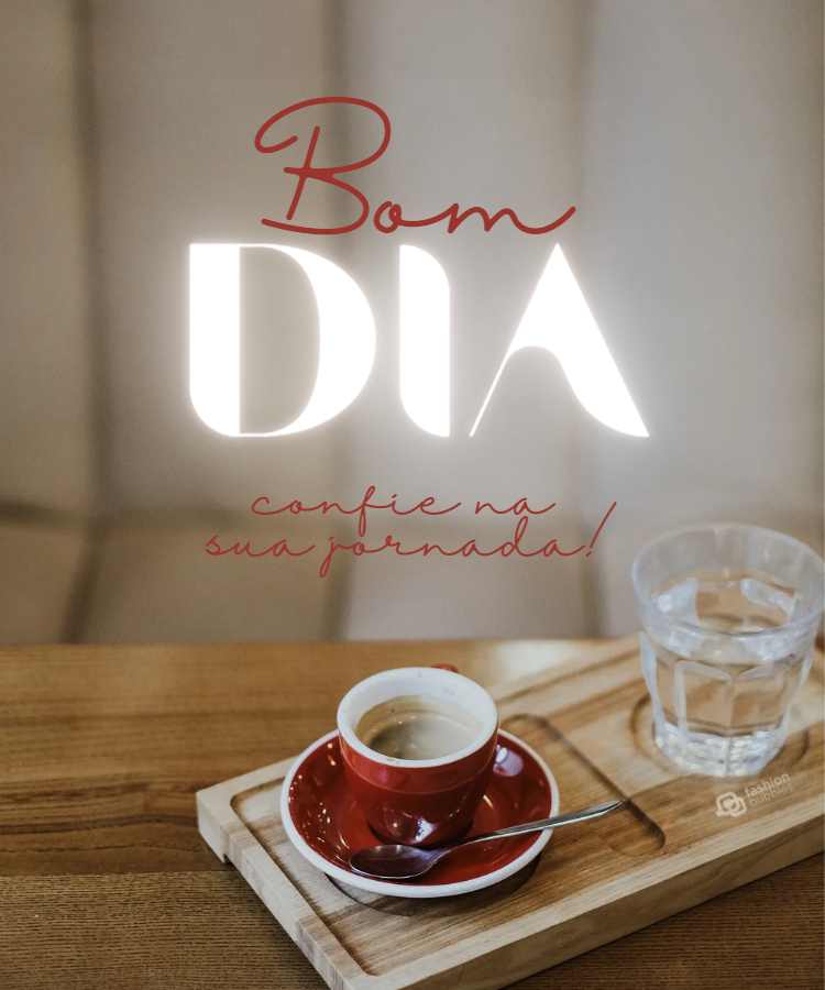 Foto de xícara de café e copo com água em tábua de madeira. No topo, frase "Bom dia, confie na sua jornada".
