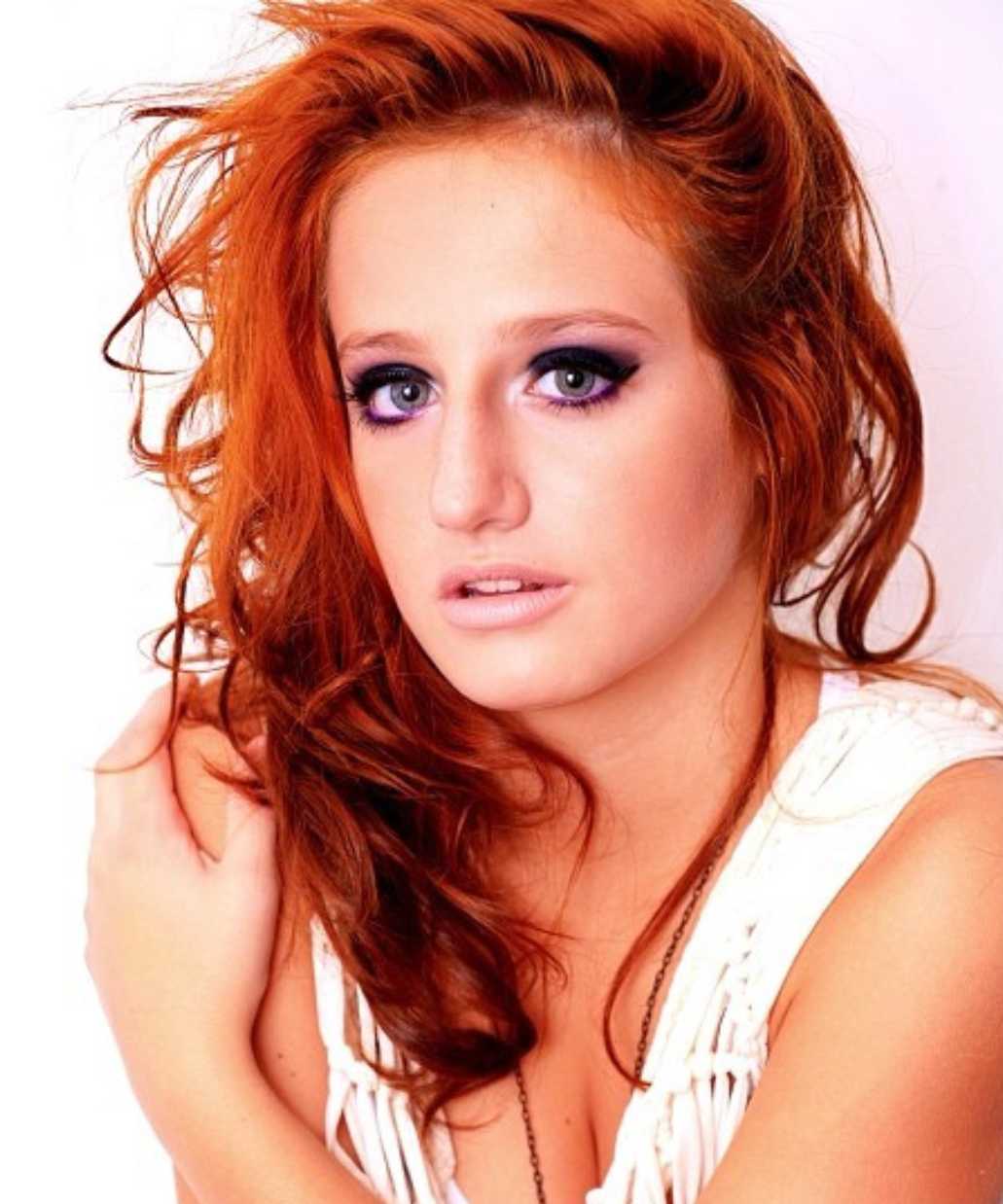 Bruna Griphao antes e depois: atriz em 2014 ruiva.