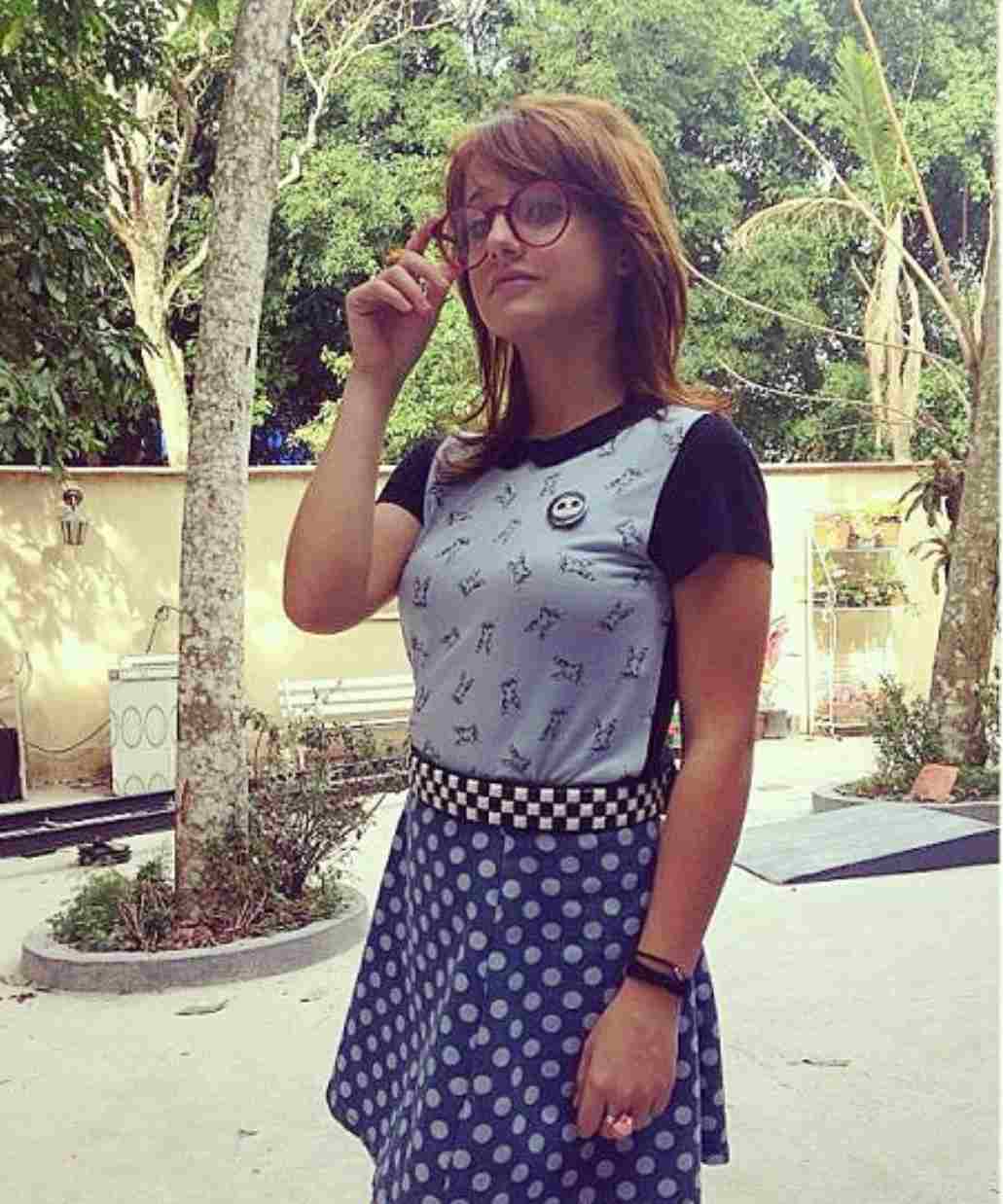 Atriz do Big Brother Brasil 23 com franja e óculos adolescente.