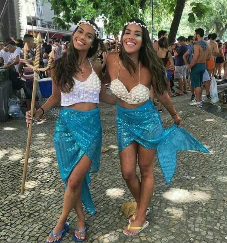 Duas meninas com fantasias de sereia para o Carnaval de 2024