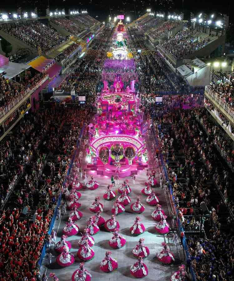 Desfile escola de samba Mangueira ala das baianas Carnaval.