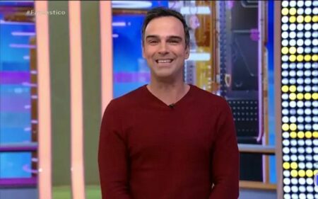 Foto de Tadeu Schmidt enquanto o apresentador revelava quem são as duplas do BBB 23