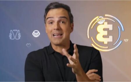 Tadeu Schmidt com o símbolo das estalecas no BBB 23