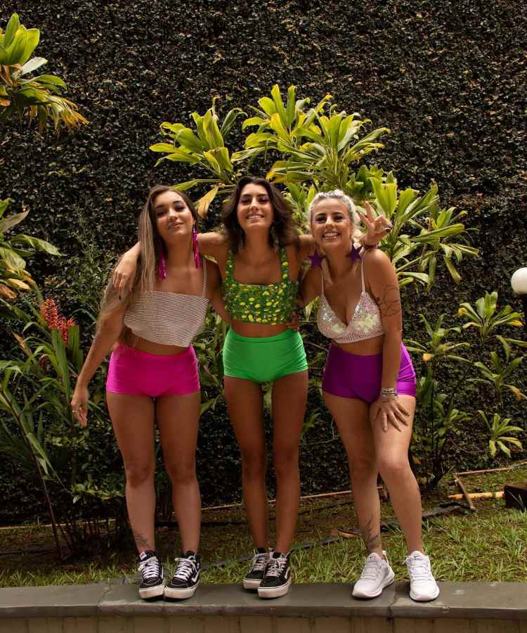 3 mulheres com hot pants de Carnaval.