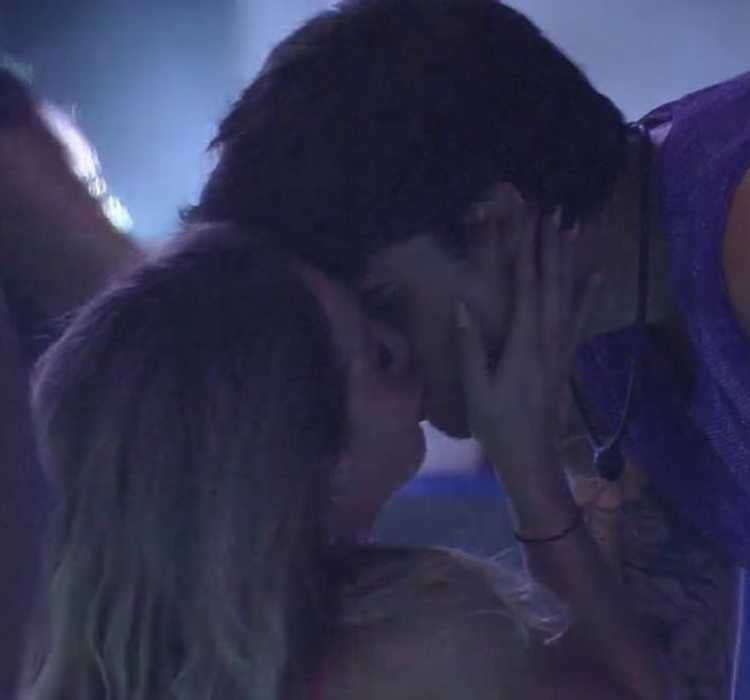 Gabriel e Bruna Griphao se beijando na 1ª festa do BBB 23.
