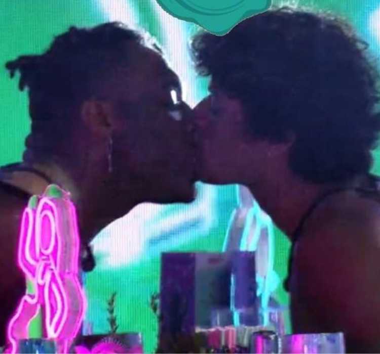 Gabriel Santana e Fred Nicácio se beijando na 1ª festa do BBB 23.