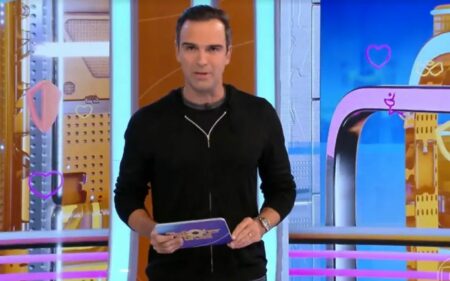 Tadeu Schmidt durante a formação de paredão do BBB 23