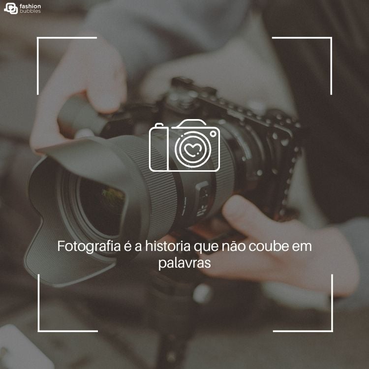 Montagem de pessoa segurando uma câmera com o foco e a frase "Fotografia é a historia que não coube em palavras"