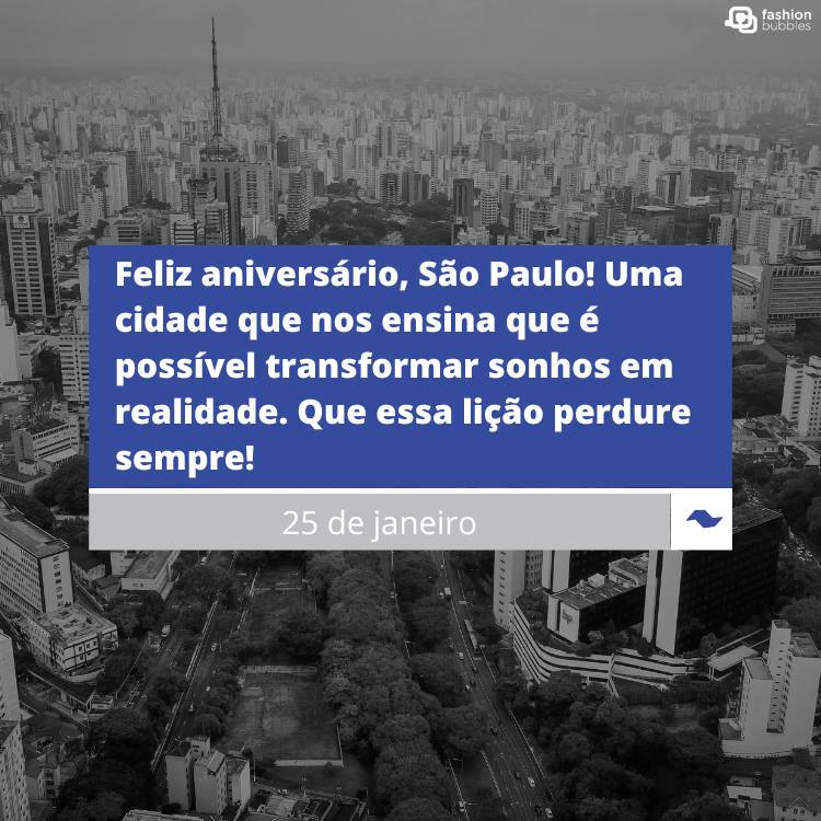 Foto da cidade de São Paulo em preto e branco com placa azul escrito "Feliz aniversário, São Paulo! Uma cidade que nos ensina que é possível transformar sonhos em realidade. Que essa lição perdure sempre!"