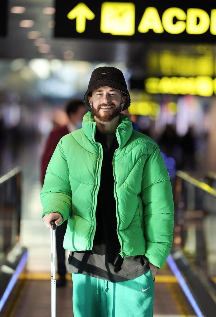 O YouTuber Fred posa com uma jaqueta verde e touca preta