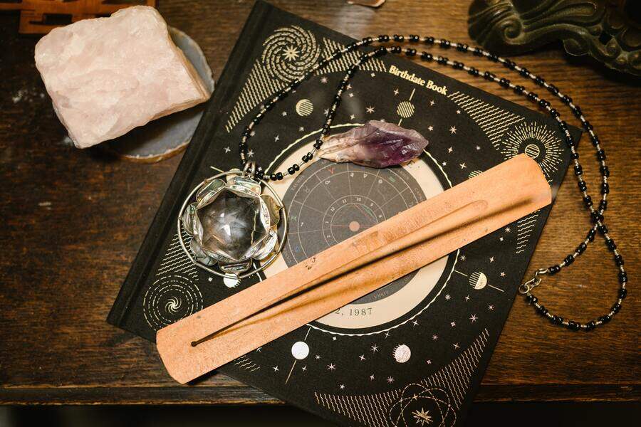 para representar o horóscopo de janeiro, há uma mandala, cristais e incensário em uma mesa
