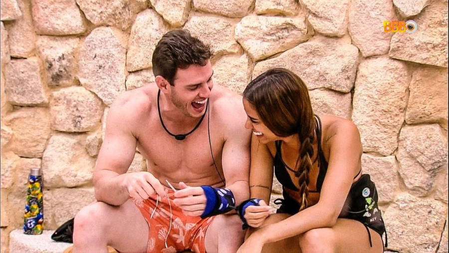 Gustavo e Kay Alves sorrindo no banheiro.