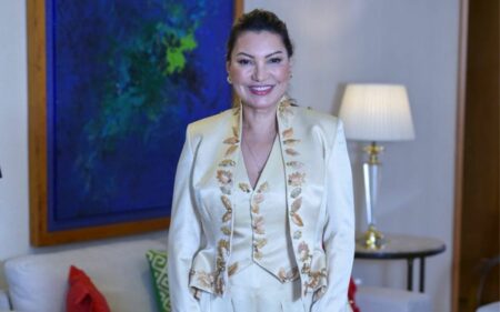 Primeira-dama Janja usa look assinado por Helô Roche na posse do presidente Lula