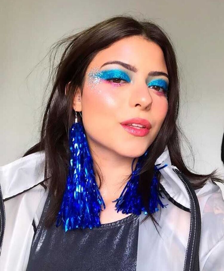 Mulher preparada para o Carnaval de 2024 com sombra de glitter azul