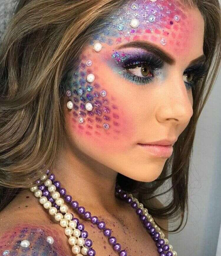 Mulher de perfil com maquiagem de sereia para o carnaval de 2024