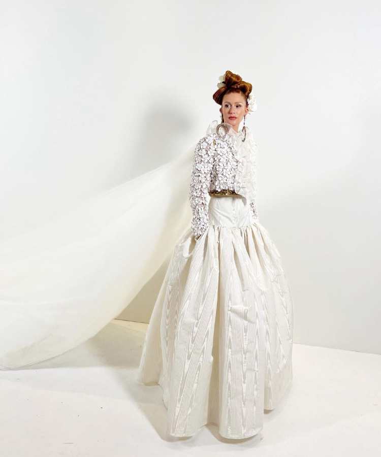 Foto dea atriz com vestido de noiva da Giambattista Valli.
