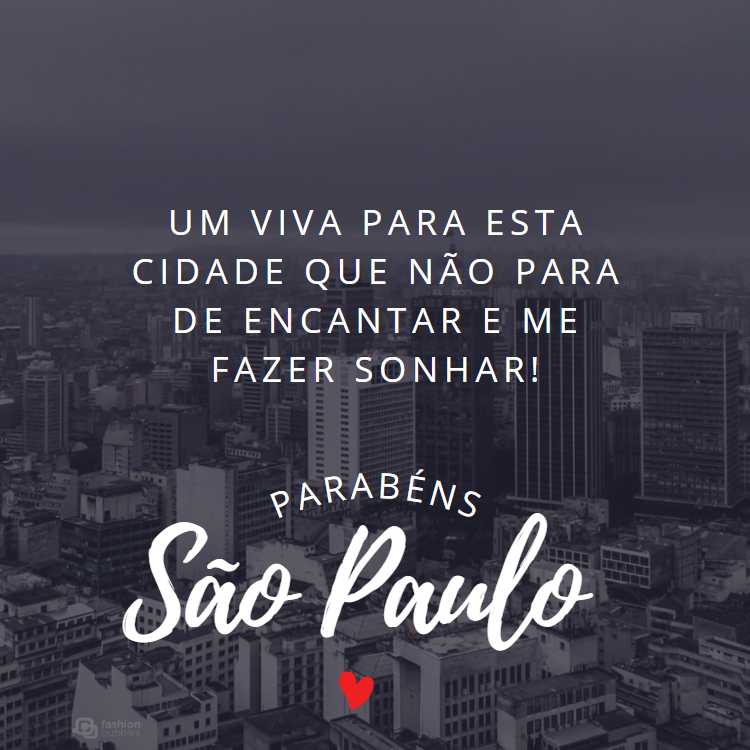 Frase "Um viva para esta cidade que não para de encantar e me fazer sonhar! Parabéns por mais um ano!" escrita em foto da cidade de São Paulo.