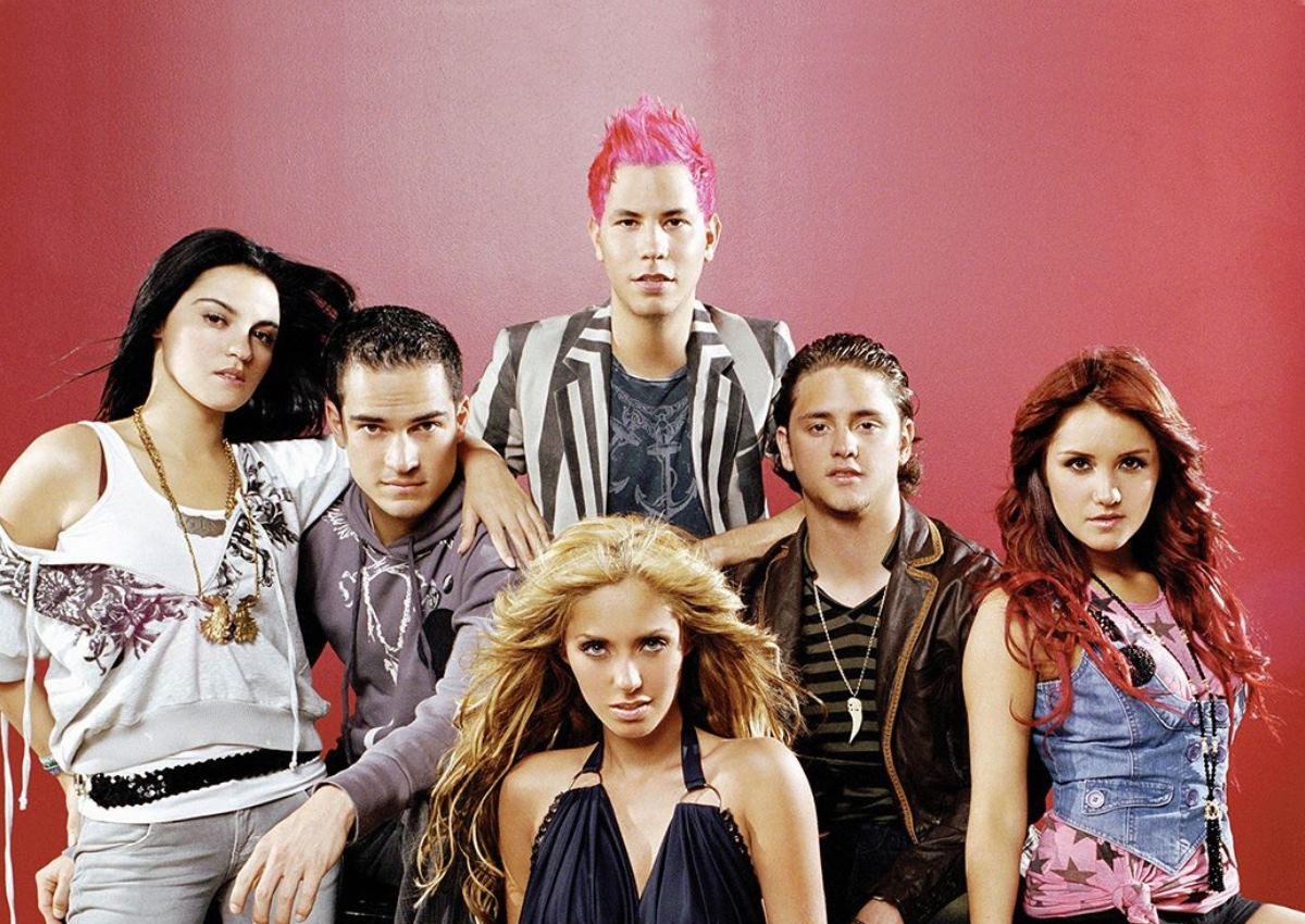 Foto dos protagonistas da novela Rebelde em 2004.
