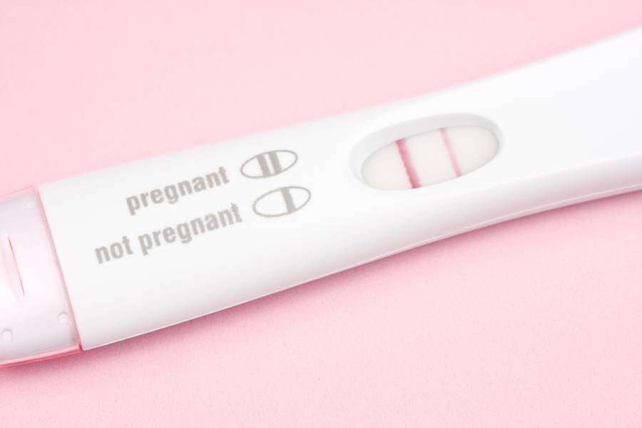 Teste de gravidez de farmácia com resultado positivo.