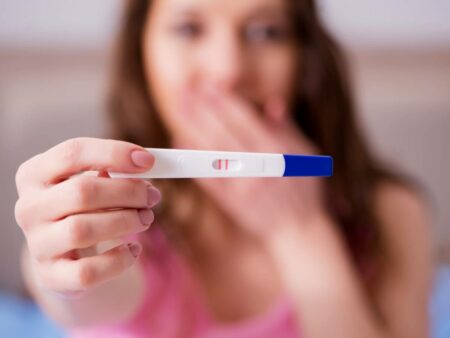 Teste de gravidez de farmácia: como e quando fazer, preços e nível de confiabilidade