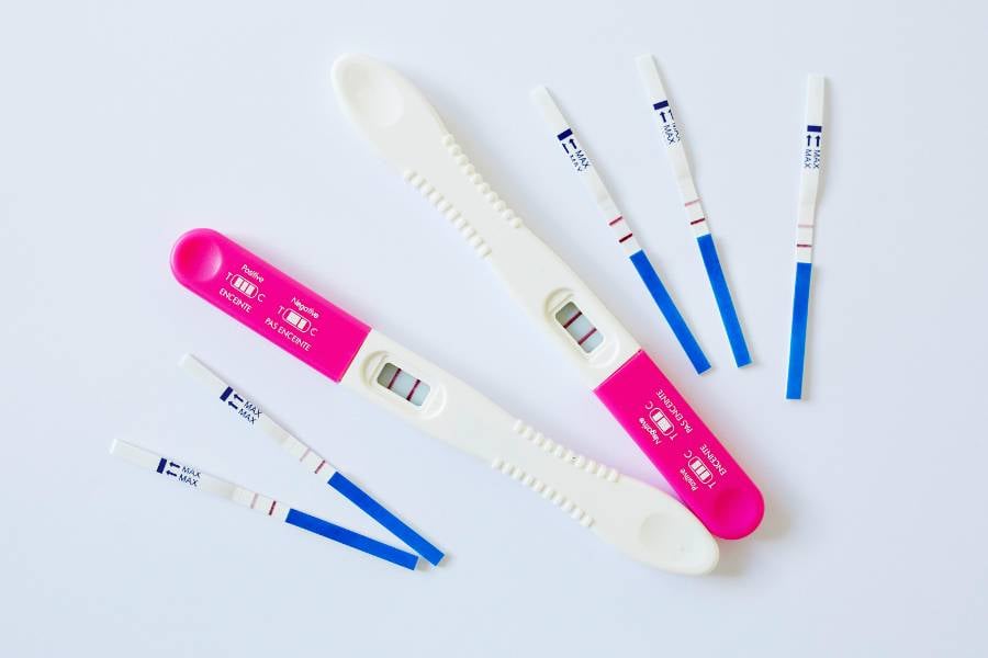 Mesa com vários testes de gravidez de farmácia.
