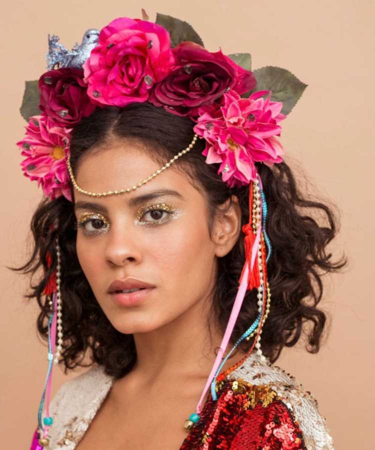 Mulher com tiara da Frida Kahlo para o Carnaval